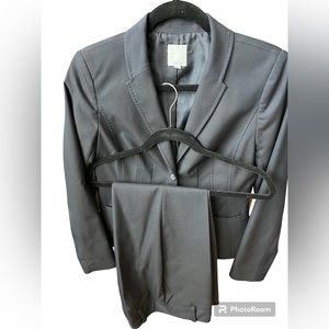 Halogen size 4. Dark navy (almost black) pant suit. Excellent condition.